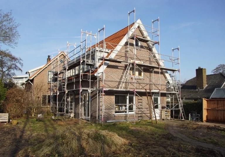 Ervaren vakmensen van Edy Bouw aan het werk met oog voor detail in de bouwsector