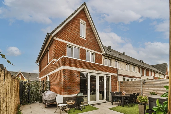 Moderne woninguitbreiding en vakkundige aanbouw gerealiseerd door Edy Bouw voor meer leefruimte